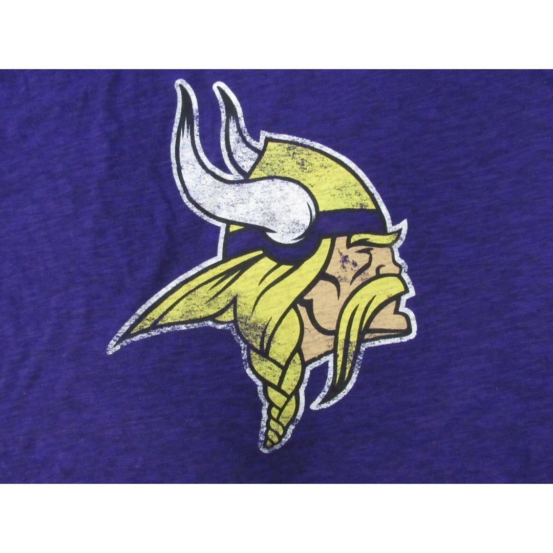 Minnesota Vikings Mens Size 2XL Purple Majestic Shirt w/ Distressed Print Image 3