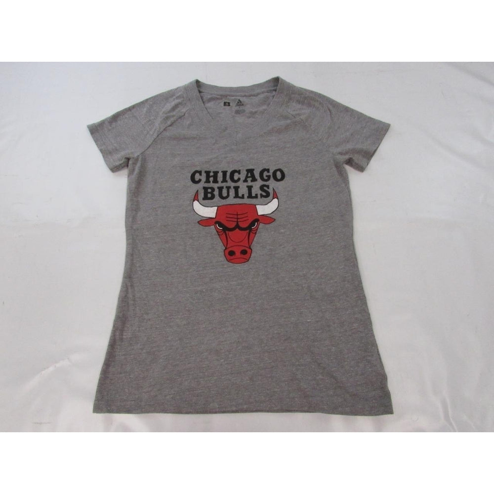 Chicago Bulls Womens Size L Large Light Gray Adidas V-Neck Shirt Image 2