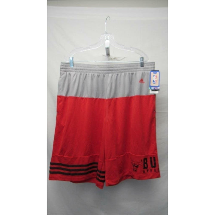 Chicago Bulls Mens Size XL Adidas Red/Gray Shorts 40 Image 1