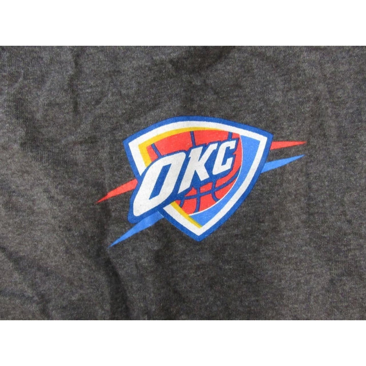 Oklahoma City Thunder Mens Size 2XL 2XLarge Dark Gray Long Sleeved Shirt Image 3