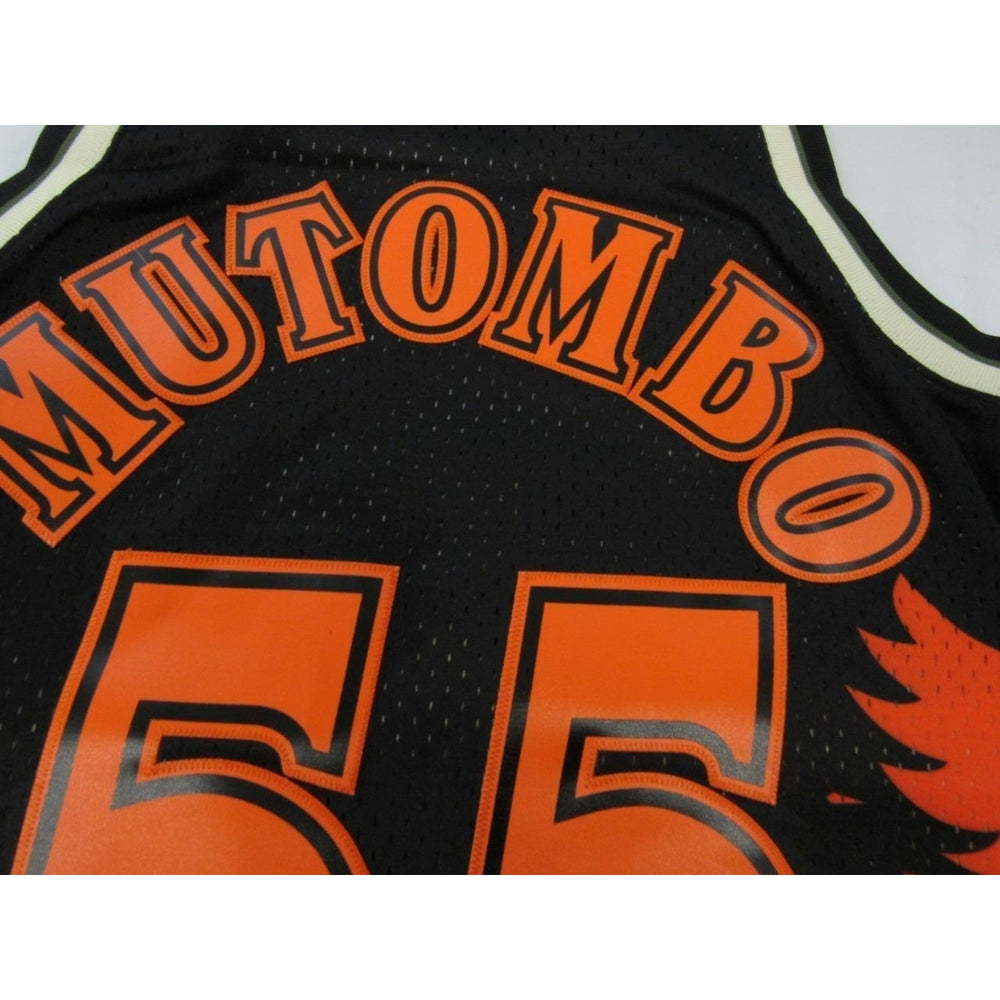 96-97 Dikembe Mutombo 55 Hawks Mens Mitchell and Ness Swingman Flight Jersey 155 Image 2