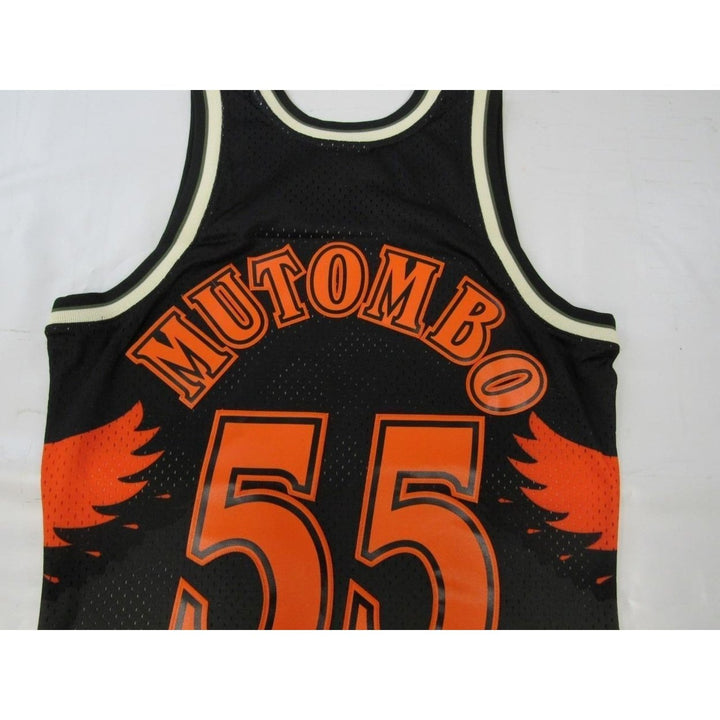 96-97 Dikembe Mutombo 55 Hawks Mens Mitchell and Ness Swingman Flight Jersey 155 Image 3