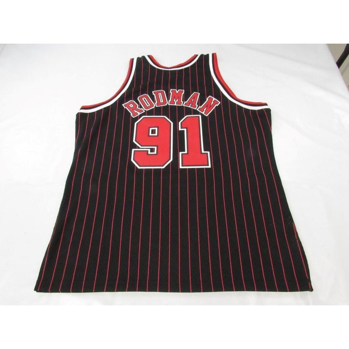 1995-96 Dennis Rodman 91 Chicago Bulls Mens 2XL Mitchell and Ness Swingman Jersey Image 2