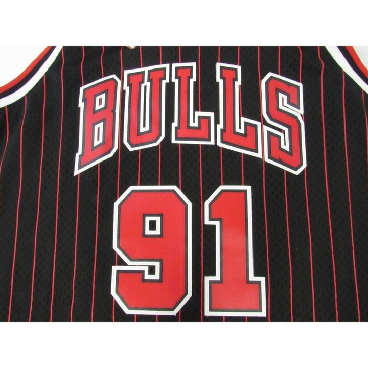 1995-96 Dennis Rodman 91 Chicago Bulls Mens 2XL Mitchell and Ness Swingman Jersey Image 6