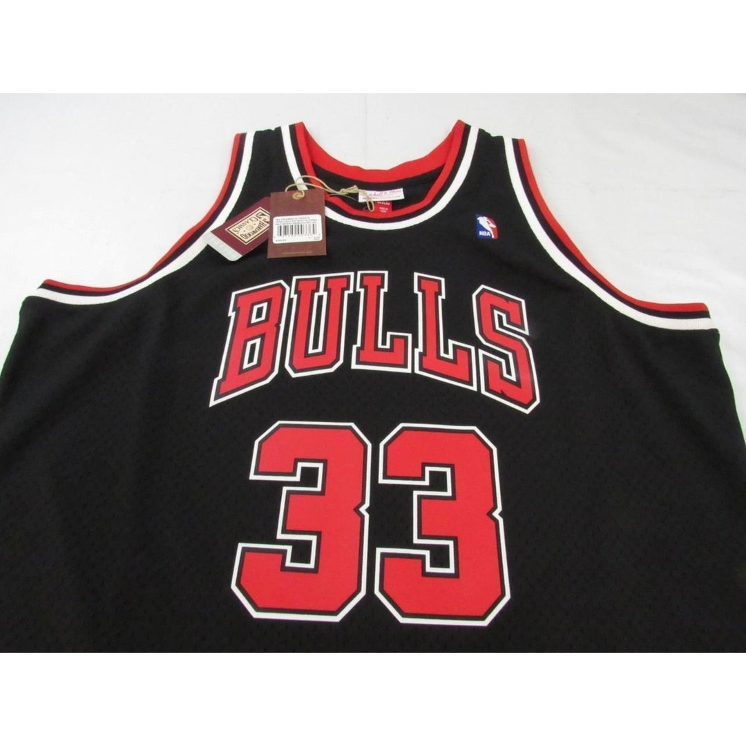 1997-98 Scottie Pippen 33 Bulls Mens Mitchell and Ness Swingman Jersey 130 Image 3