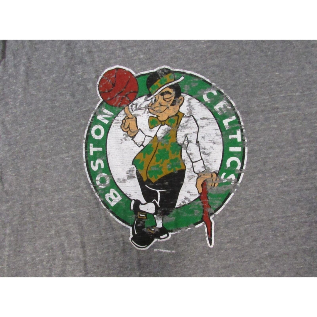 Boston Celtics Mens Size 2XL 2XLarge Gray Shirt w/ Distressed Print Image 3