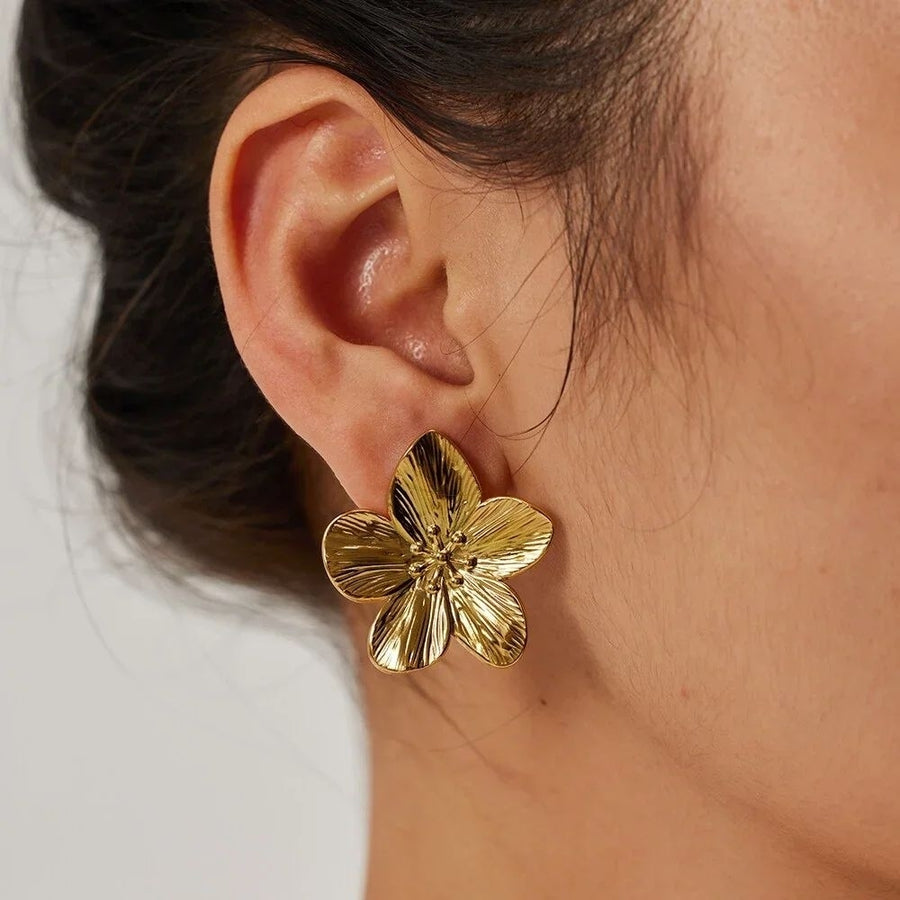 Gold Vintage Flower Stud Earrings French Fashion Alloy Jewelry for Womens Parties Image 1