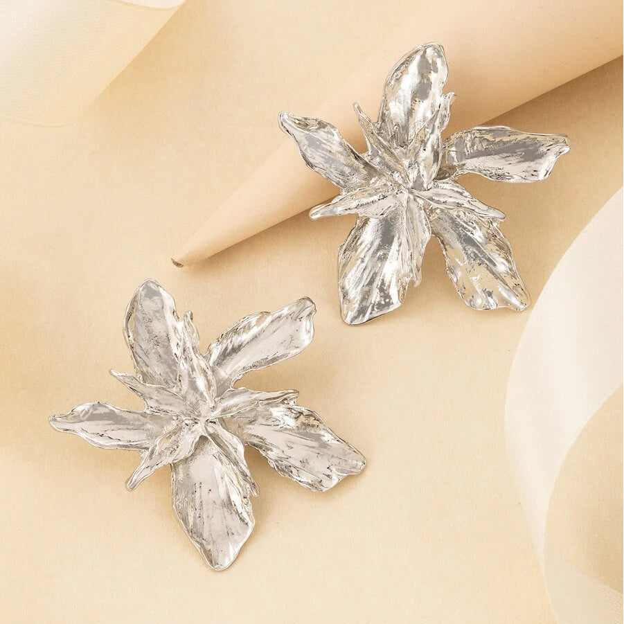 4-Pairs: Womens Textured Metal Flower Design Stud Earrings Image 6