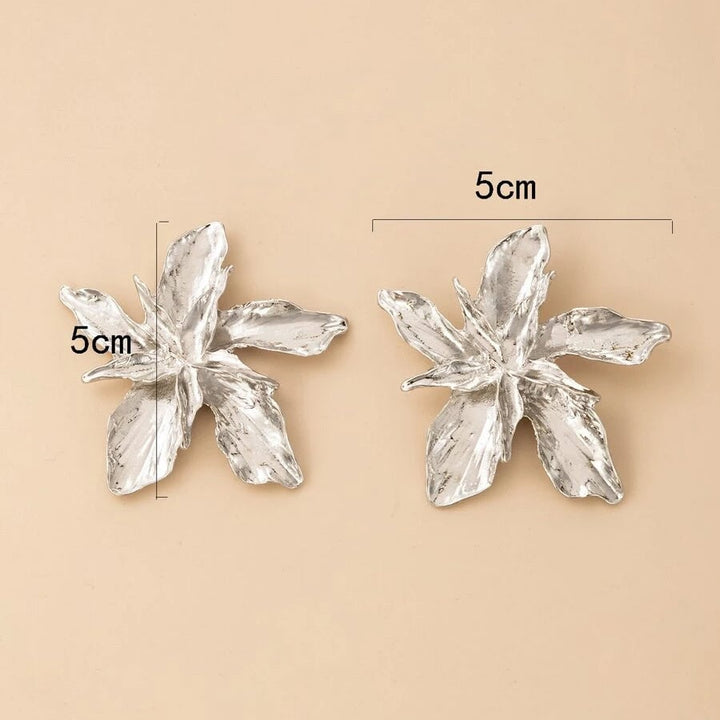 4-Pairs: Womens Textured Metal Flower Design Stud Earrings Image 7