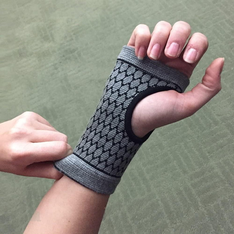 Self-Warming Carpal Support for Natural Relief Image 1