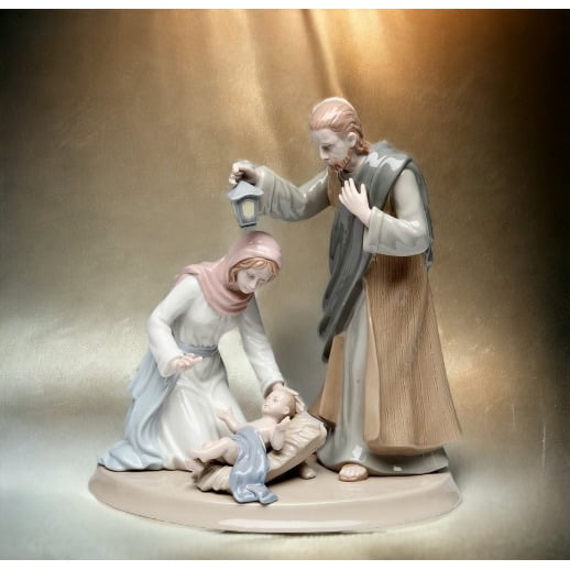 Holy Family Figurine 9 3/4" x 6 1/2" x 10 1/4" Statues Image 1