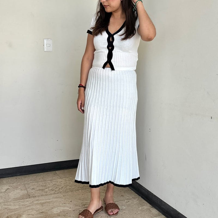 2024 Summer Plus Size Women s White Pleated Skirt and V-Neck Crop Top Set Image 7